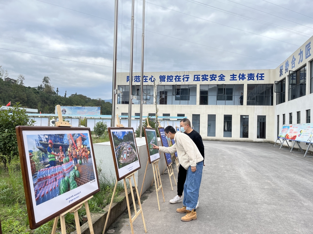 2022年11月14日，，，，，，，，重庆大发国际公路建设史上摄影展首次走进建设工地——巫云开公司组织“贯彻落实党的二十大精神 努力开创巫云开建设新局面——巫云开大发国际摄影巡展”。。。。。 (2)